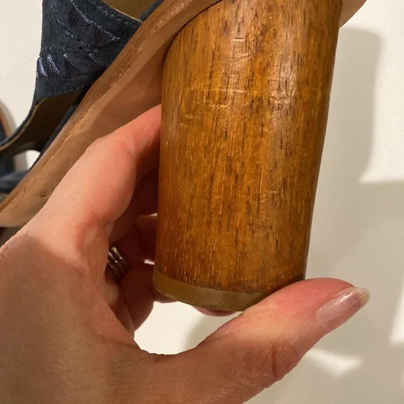 Bernardo Suede Sandals, Size 7 1/2 - Picture 11 of 11